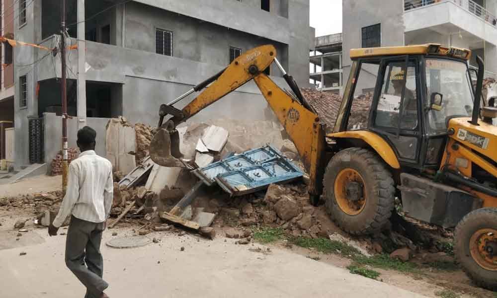 GHMC begins razing risky structures in Rajendranagar circle