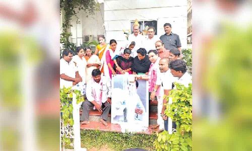 TRS leaders offer Palabhishekam to KCRs portrait