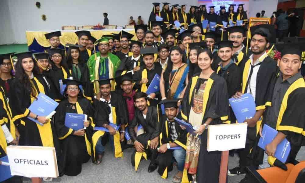 Hyderabad: 1,000 students receive graduation certificates