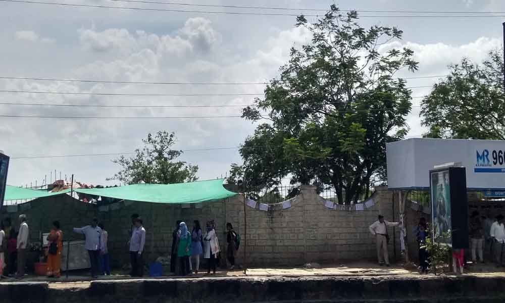 Lack of bus shelters puts passengers in fix