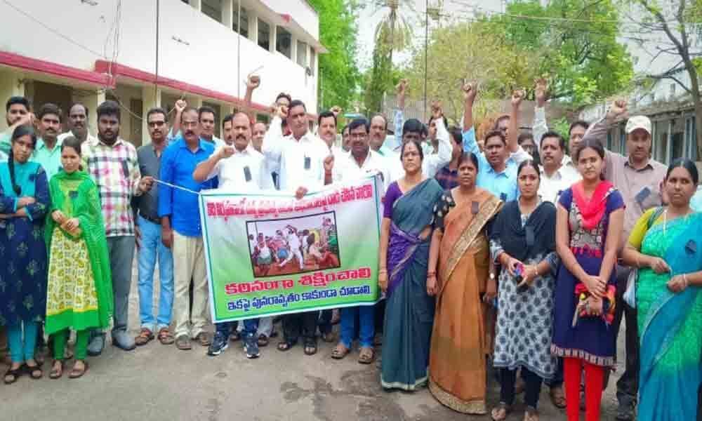 Adilabad: Employees JAC stage protest against attack on FRO