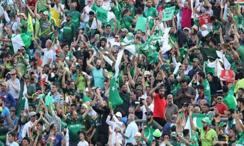 Pakisthan fans to support India against England, one even sings Jana Gana