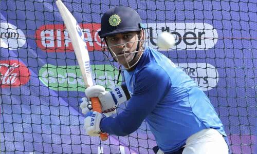 Dhoni criticised for baffling innings but gets Kohlis backing