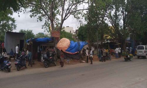 Commuters irked over street vendors encroaching footpaths