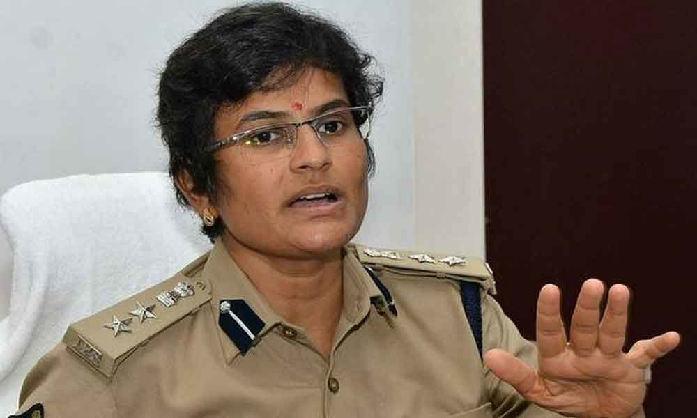 Guntur rural SP Jaya Lakshmi suspends five policemen