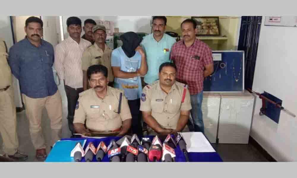 Yanam youth held for cheating woman in Suraypet