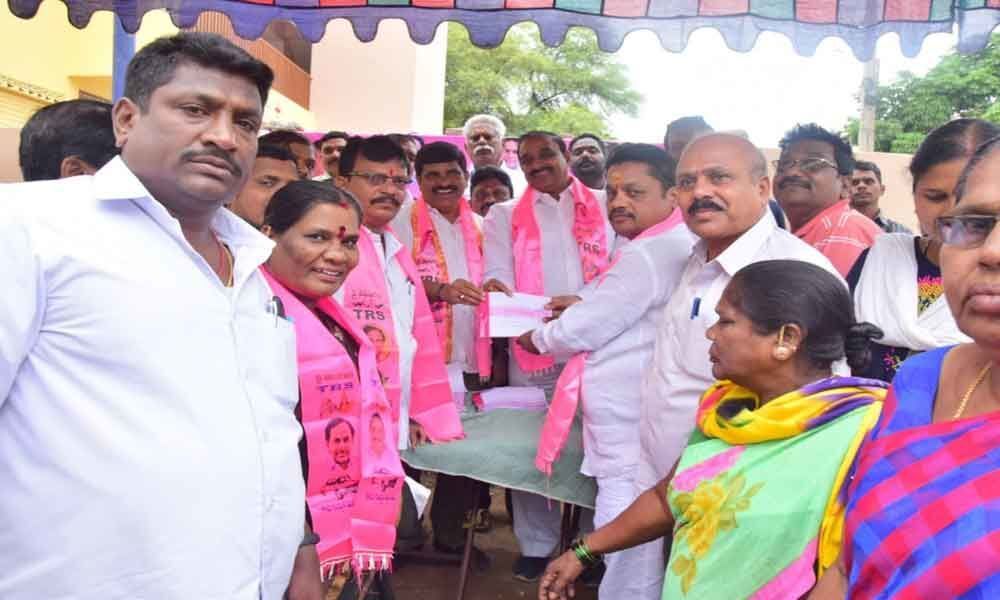 Arekapudi Gandhi, Corporator Jupalli Satyanarayana participate in TRS membership drive