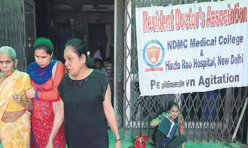 Doctors at Hindu Rao hospital continue strike