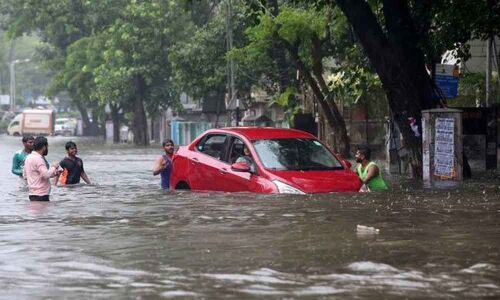 Rains paralyse Mumbai, Maharashtra declares holiday