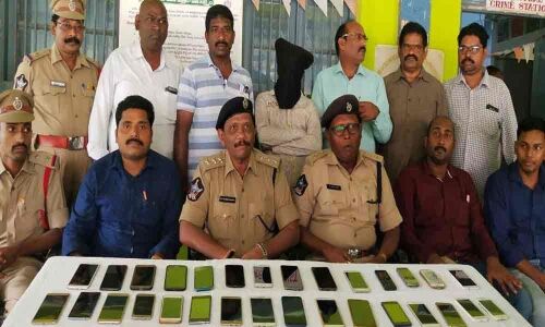 Mobile phone thief nabbed