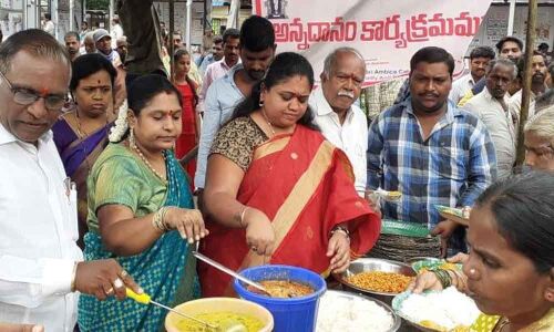 Corporator Mamtha Santhosh Gupta attends Amavasya annadanam