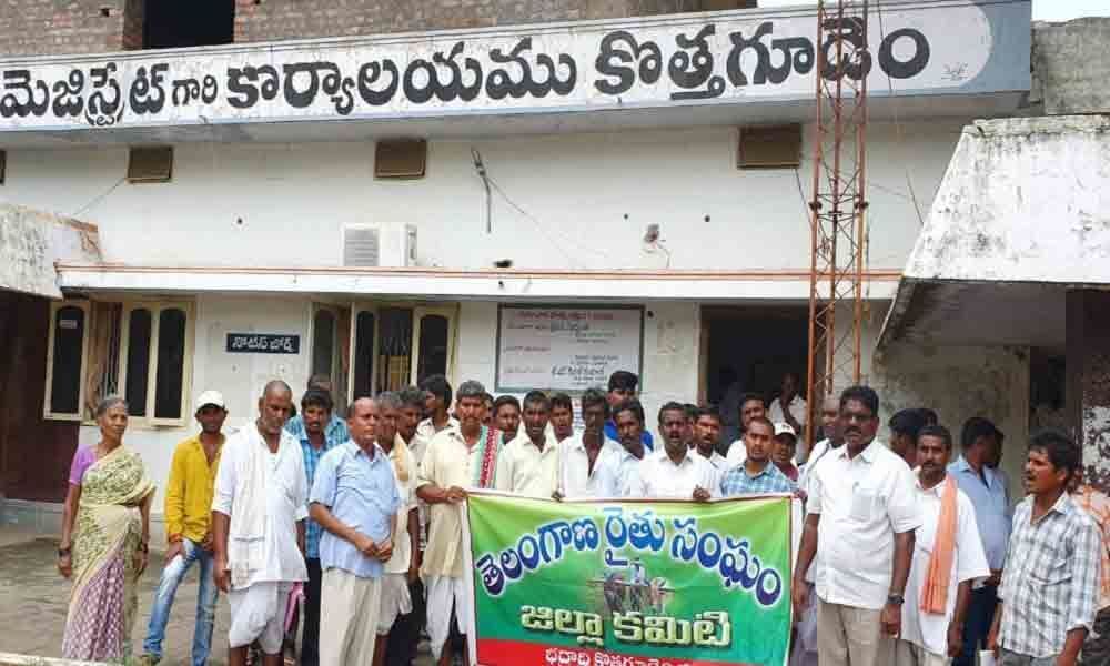 Farmers protest for pattadar passbooks in Kothagudem