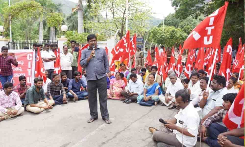 Srivarimettu vendors protest anti-social elements fleecing traders in Tirupati