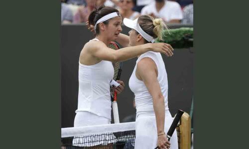 Wawrinka falls for tall tale at Wimbledon as Djokovic waits