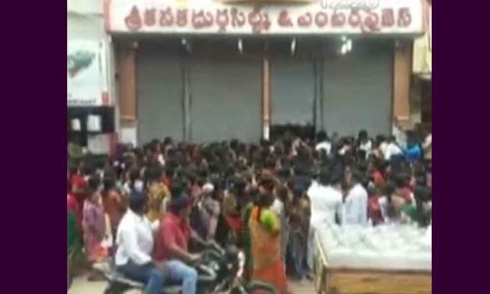 Commotion prevailed after textile shop in Karimnagar announced saree for Rs 20