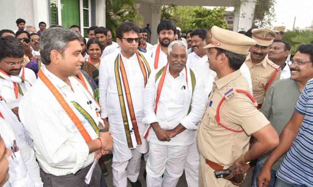 Police arrest Cong leaders in Mancherial