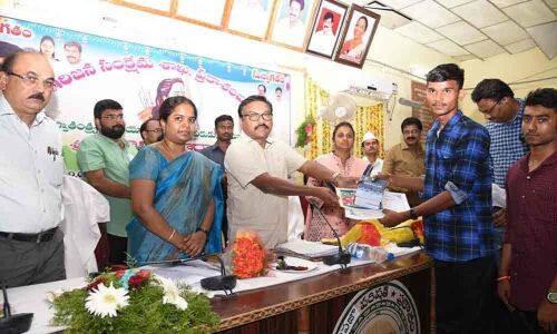 Draw inspiration from Alluri Sitarama Raju, says Collector