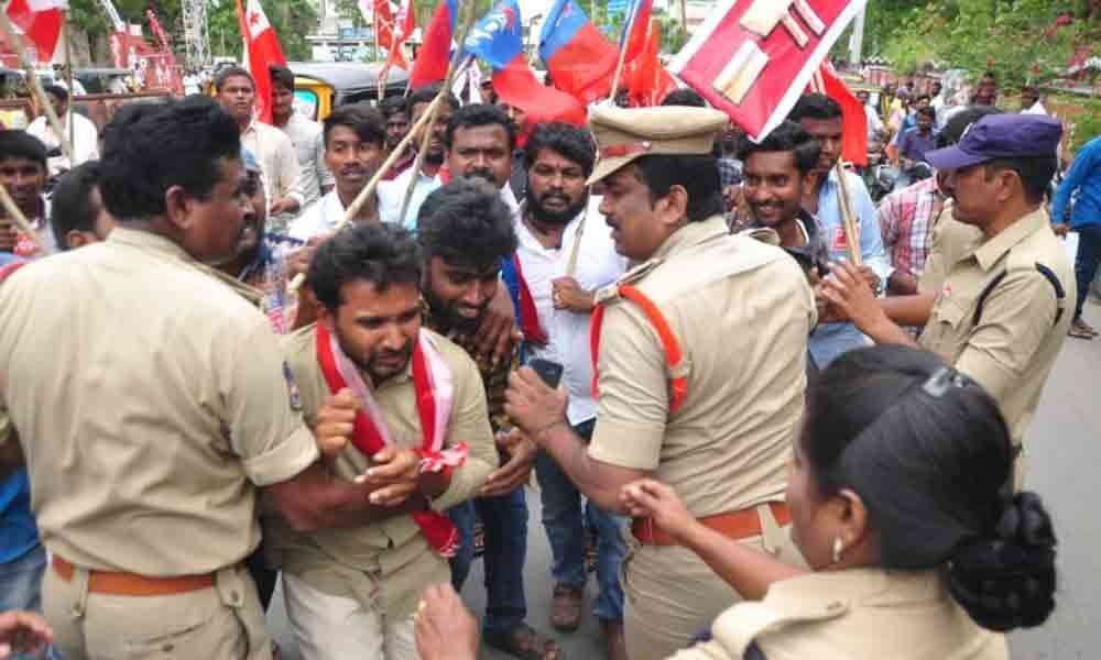 Students bid to lay siege to Collectorate foiled in Khammam