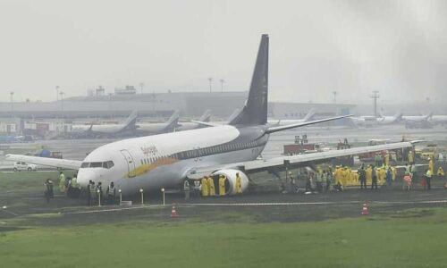 Mumbai airport back to normal as officials clear stranded SpiceJet airplane