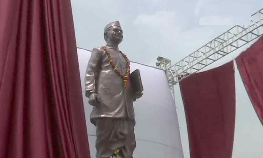 Modi unveils Lal Bahadur Shashtris statue at Varanasi airport