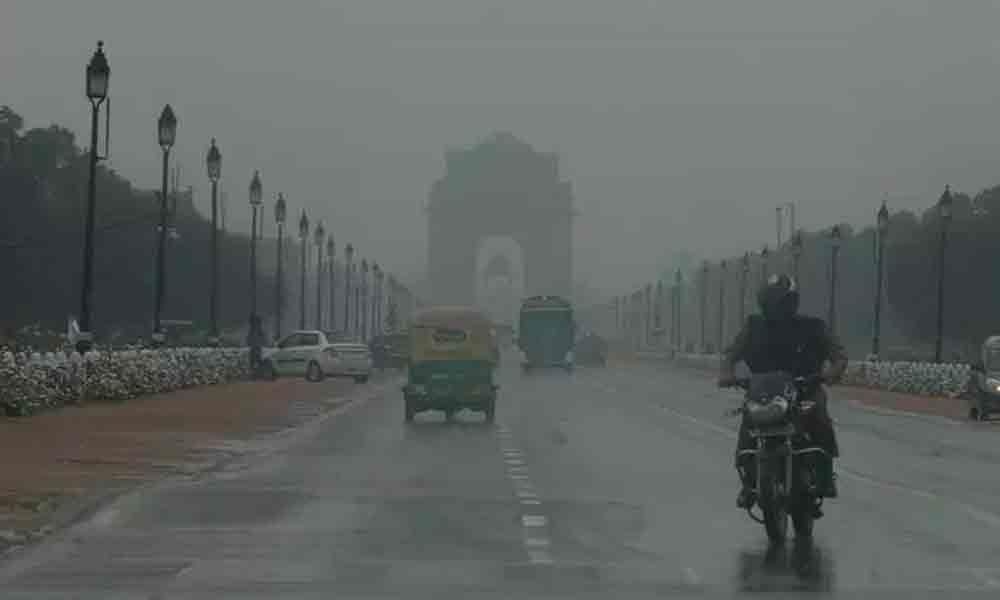 Cloudy day in Delhi, light rain likely today