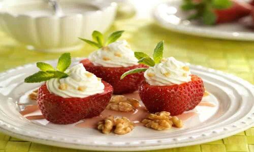 Strawberries stuffed with walnuts mousse