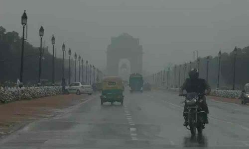 Cloudy day in Delhi, light rain likely today