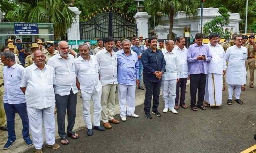 8 Congress, 3 JD-S MLAs desert HD Kumaraswamy : Karnataka government on the brink