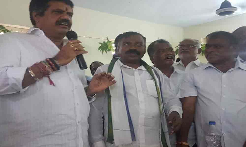 Minister inaugurates amenities in Payakaraopeta
