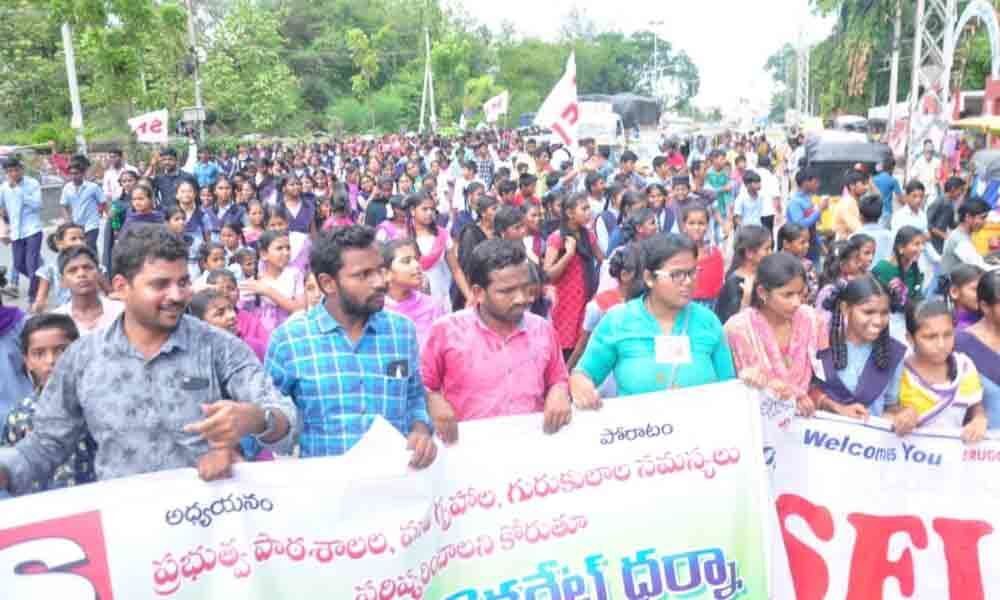 SFI takes out protest rally seeking hostels, faculty in Khammam