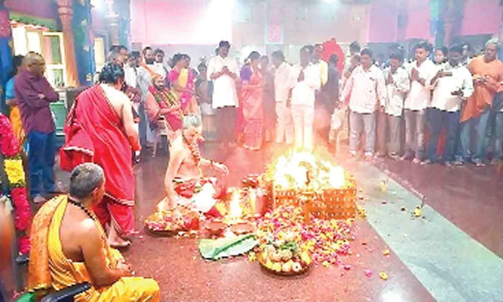 Pushapagiri seer visits Mahankali temple