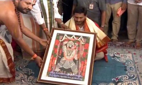 CM YS Jagan Mohan Reddy visit Gandi Veeranjaneya Swamy temple