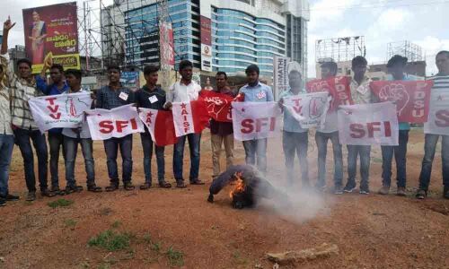 TRS trying to dissolve government education sector: SFI Karimnagar