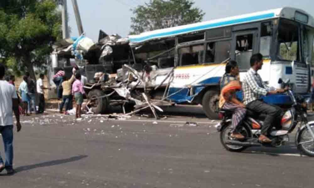 RTC bus runs into farm fields, 4 hurt in Nagarkurnool
