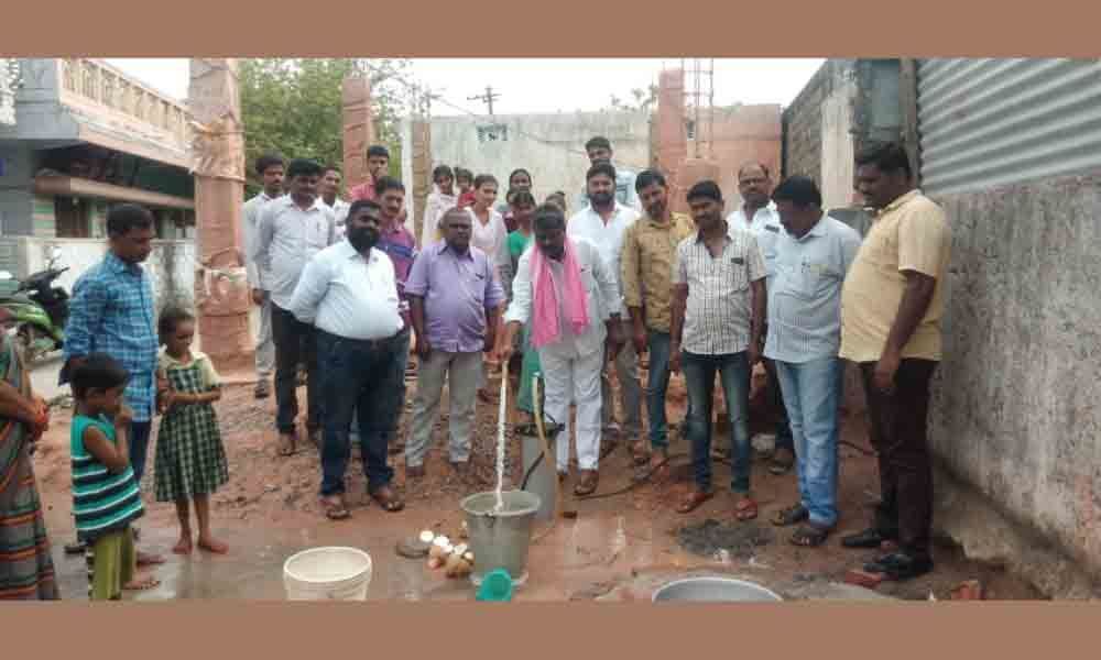 Borewell inaugurated in Mancherial