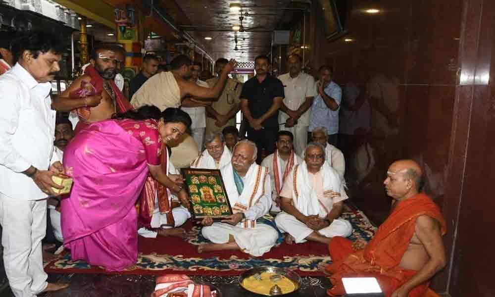 RSS chief seeks blessing of Goddess Durga