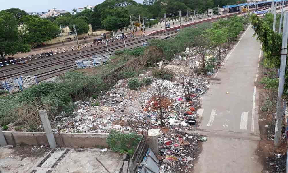Railway road in city turns into dumping yard