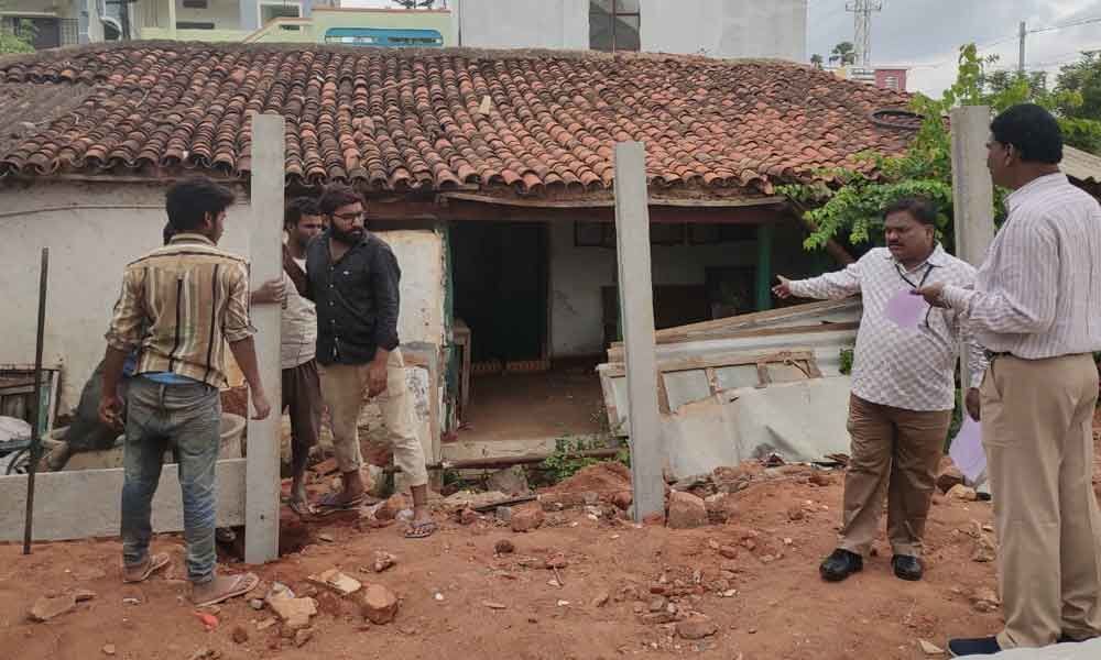 GHMC issues notices to 10 dilapidated houses