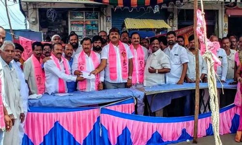 Mayor Bonthu Rammohan takes part in TRS membership campaign