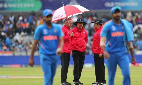 Rain plays spoilsport