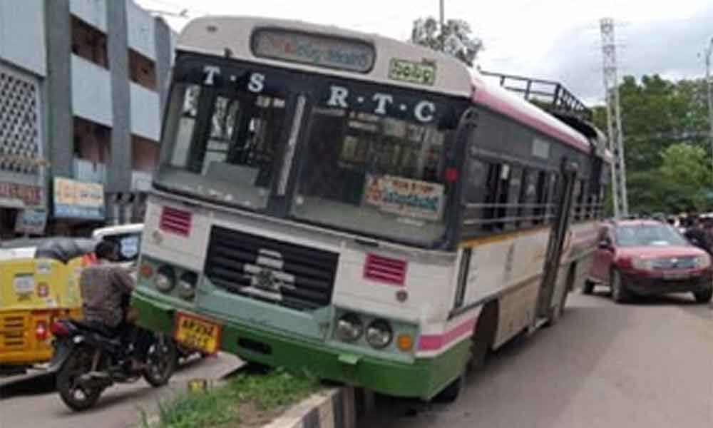 Close shave for 50 passengers as TSRTC bus rams into median at Karimnagar