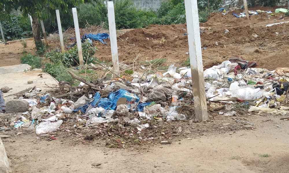 GHMC staff blind to heaps of garbage