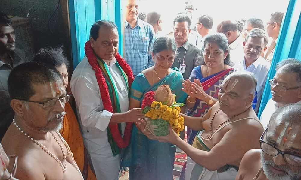 Minister Indrakaran Reddy visits Yadadri temple