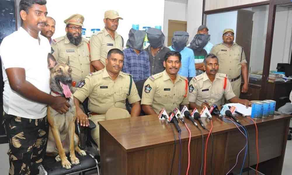 Police dog sniffs out thieves gang; 4 held