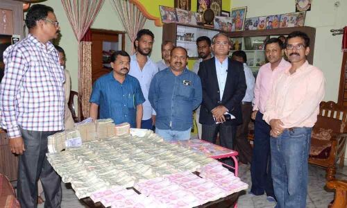 Rs 93.5 lakh cash and 400 grams gold seized from Keshampet Tahsildars house