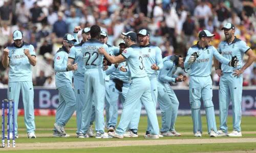 England bowl out Oz for 223 after Smiths 85