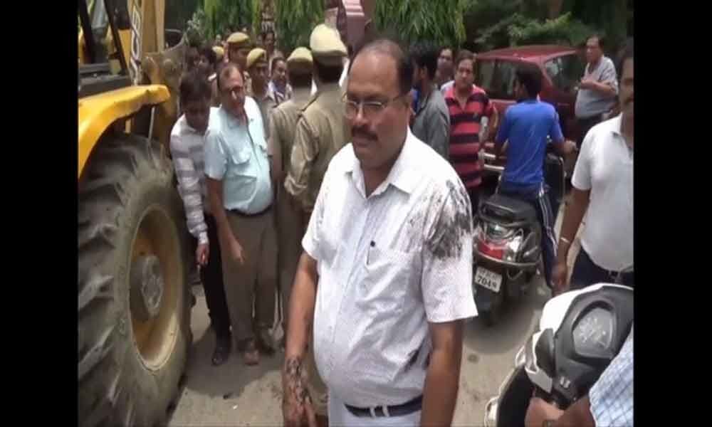Man throws muddy water on government officer during an anti-encroachment drive in UP