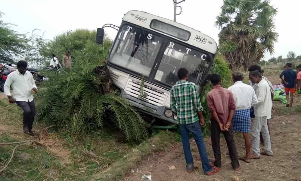 TSRTC bus rams into agricultural fields at Miryalguda, none injured