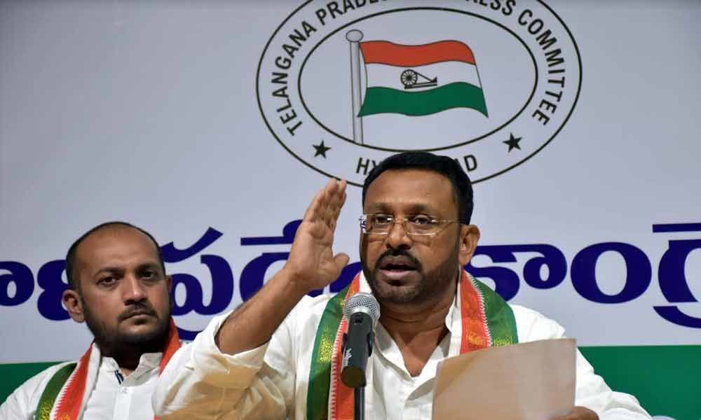 TRS Govt shutting down over 1K primary schools every year: Congress
