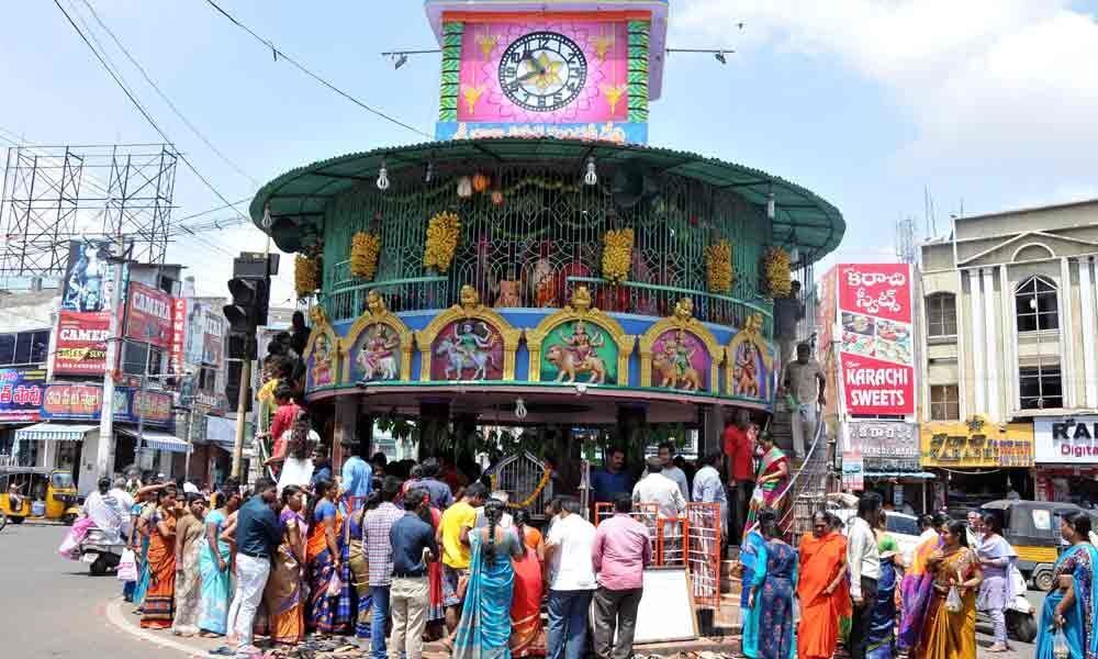 Heavy rush of devotees at temples